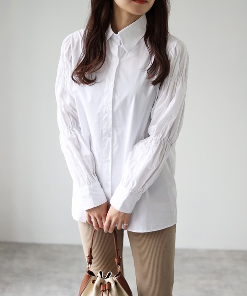 4youstory（フォーユーストーリー）の「袖シャーリングシャツ（シャツ/ブラウス・レディース・ホワイト/ブラック・FREE）」の2枚目の写真