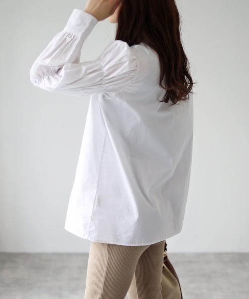 4youstory（フォーユーストーリー）の「袖シャーリングシャツ（シャツ/ブラウス・レディース・ホワイト/ブラック・FREE）」の6枚目の写真