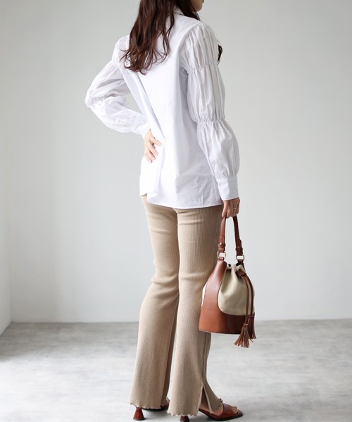 4youstory（フォーユーストーリー）の「袖シャーリングシャツ（シャツ/ブラウス・レディース・ホワイト/ブラック・FREE）」の3枚目の写真