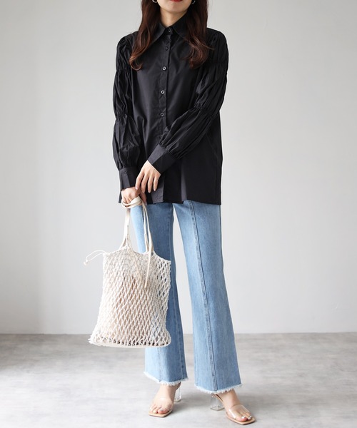 4youstory（フォーユーストーリー）の「袖シャーリングシャツ（シャツ/ブラウス・レディース・ホワイト/ブラック・FREE）」の4枚目の写真