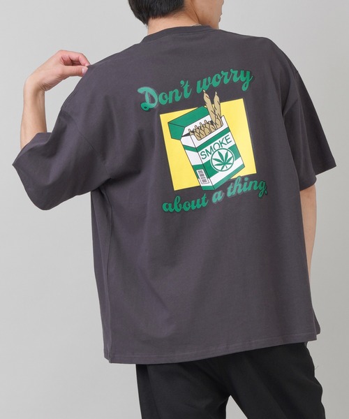 SPINNS（スピンズ）の「【ゆったりシルエット】SMOKEバックプリント半袖Tシャツ（Tシャツ/カットソー・メンズ・ホワイト/ブラック/ダークグリーン/ダークブルー/スミクロ・ONESIZE）」の3枚目の写真