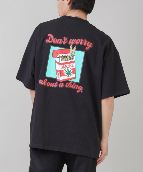 SPINNS（スピンズ）の「【ゆったりシルエット】SMOKEバックプリント半袖Tシャツ（Tシャツ/カットソー・メンズ・ホワイト/ブラック/ダークグリーン/ダークブルー/スミクロ・ONESIZE）」の2枚目の写真