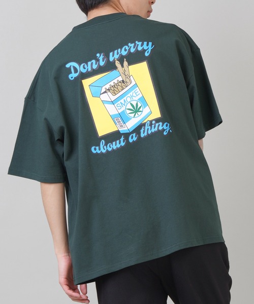 SPINNS（スピンズ）の「【ゆったりシルエット】SMOKEバックプリント半袖Tシャツ（Tシャツ/カットソー・メンズ・ホワイト/ブラック/ダークグリーン/ダークブルー/スミクロ・ONESIZE）」の4枚目の写真