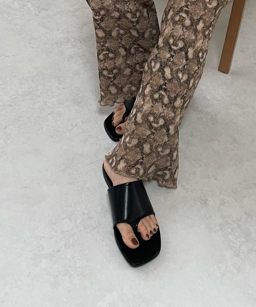 LE MORE(リモア)の「フラットトングサンダル(サンダル・レディース・ブラック/ブラウン/ベージュ・S/L/M)」の2枚目の写真