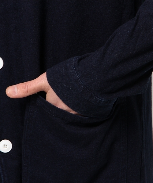 WEGO（ウィゴー）の「WEGO/カットデニムショップコート（ステンカラーコート・メンズ・ダークインディゴブルー/インディゴブルー・MEDIUM/LARGE）」の8枚目の写真