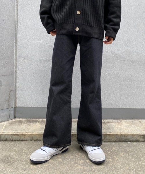 anown(アノン)の「フレアワイドデニム【ファッションインフルエンサーRyo×anown 限定コラボ】(デニムパンツ・メンズ・ブラック/インディゴブルー・S/M/L)」の2枚目の写真