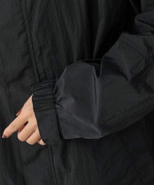 LOWRYS FARM（ローリーズファーム）の「ポケッタブルモンスターパーカー　261412（ナイロンジャケット・レディース・ブラック/ブルー・FREE）」の16枚目の写真