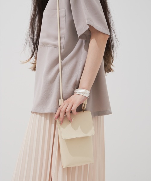 Libra Cue（リブラ キュー）の「モバイルウォレットミニショルダーバッグ（ショルダーバッグ・レディース・ブラック/アイボリー・FREE）」の2枚目の写真