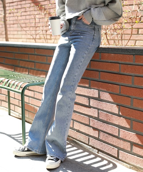 by muni:r（バイ ムニール）の「セミブーツカットデニムパンツ（デニムパンツ・レディース・ライトブルー/ブルー・SMALL/MEDIUM）」の2枚目の写真