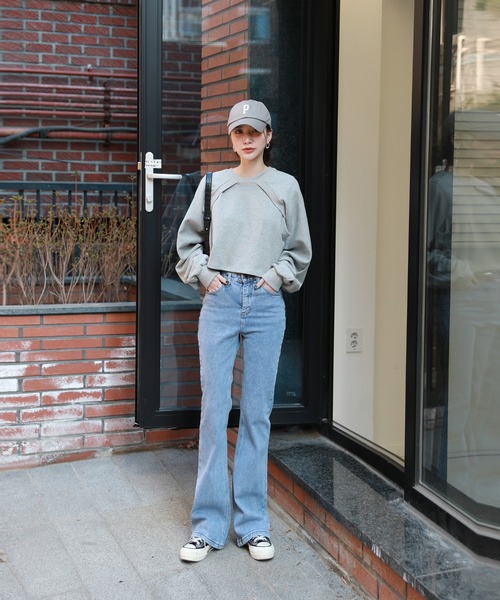 by muni:r（バイ ムニール）の「セミブーツカットデニムパンツ（デニムパンツ・レディース・ライトブルー/ブルー・SMALL/MEDIUM）」の3枚目の写真