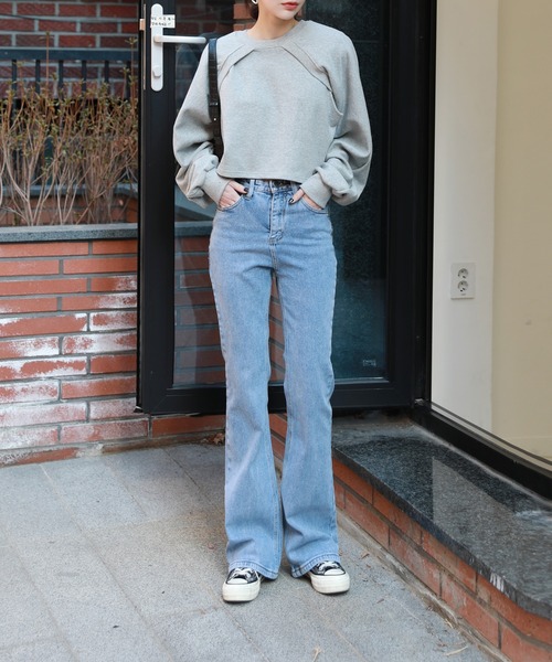 by muni:r（バイ ムニール）の「セミブーツカットデニムパンツ（デニムパンツ・レディース・ライトブルー/ブルー・SMALL/MEDIUM）」の4枚目の写真