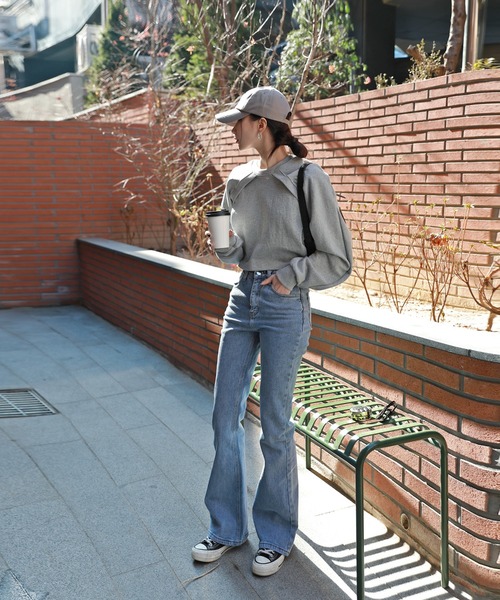 by muni:r（バイ ムニール）の「セミブーツカットデニムパンツ（デニムパンツ・レディース・ライトブルー/ブルー・SMALL/MEDIUM）」の6枚目の写真