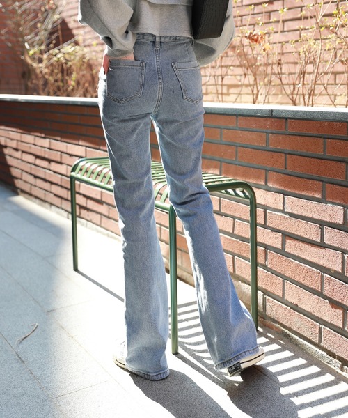 by muni:r（バイ ムニール）の「セミブーツカットデニムパンツ（デニムパンツ・レディース・ライトブルー/ブルー・SMALL/MEDIUM）」の9枚目の写真