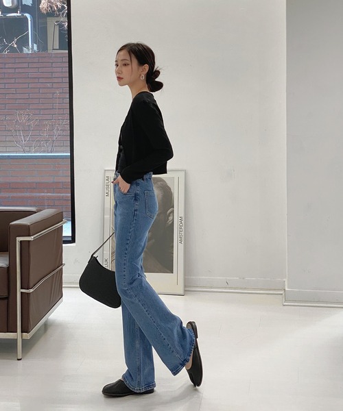 by muni:r（バイ ムニール）の「セミブーツカットデニムパンツ（デニムパンツ・レディース・ライトブルー/ブルー・SMALL/MEDIUM）」の16枚目の写真