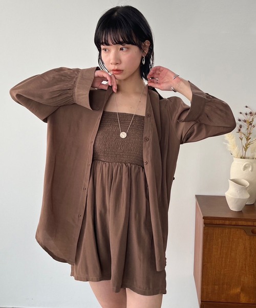 Jewelobe(ジュエローブ)の「チューブトップショートサロペ×ロングシャツセットアップ(セットアップ・レディース・ブラック/ブラウン・FREE)」の3枚目の写真