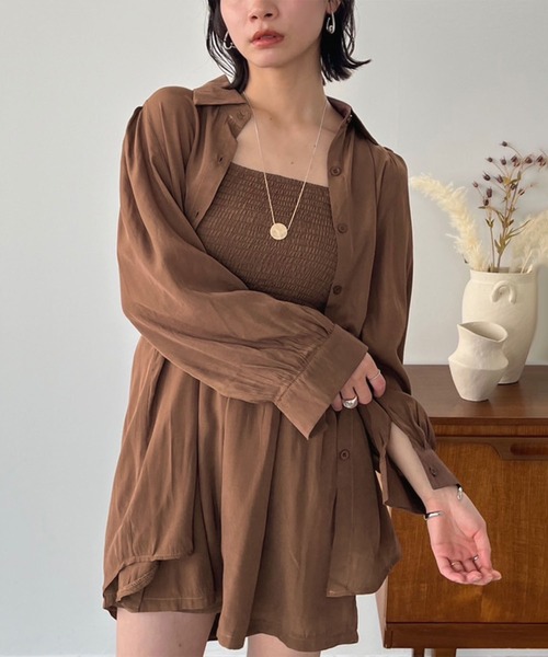Jewelobe(ジュエローブ)の「チューブトップショートサロペ×ロングシャツセットアップ(セットアップ・レディース・ブラック/ブラウン・FREE)」の4枚目の写真