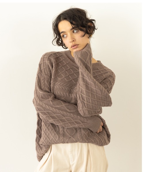 koe（コエ）の「変形ケーブル編みクルーネックプルオーバー（ニット/セーター・レディース・モカ/ブラック/ホワイト/杢グレー・FREE）」の4枚目の写真