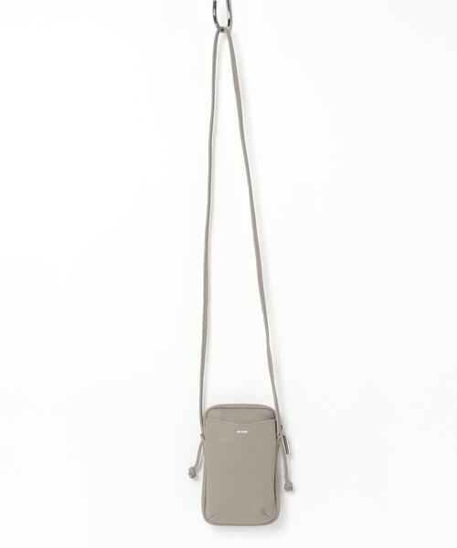 Beau're(ヴュレ)の「【BEAURE/ビュレ】牛革 レザー両面ポケット スマホショルダー ケース(ショルダーバッグ・レディース・ブラック/オリーブ/グレー/ベージュ/シルバー・FREE)」の7枚目の写真