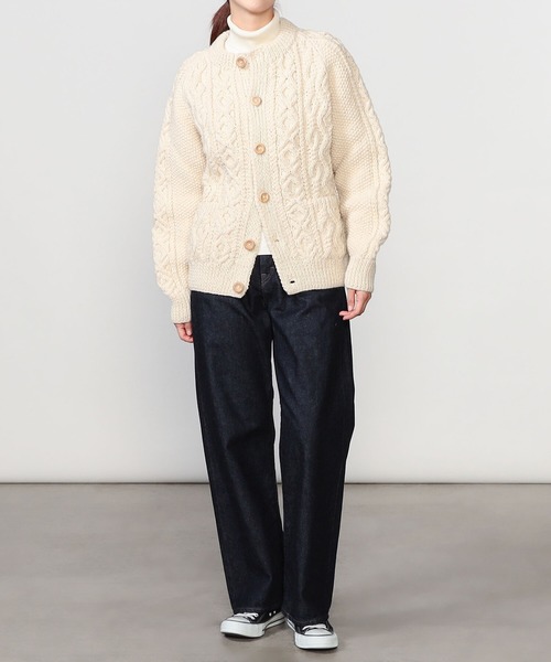 INVERALLAN(インバーアラン)の「INVERALLAN | 〈別注〉ハンドニットクルーカーディガン WOMEN(カーディガン/ボレロ・レディース・Nat・38)」の2枚目の写真
