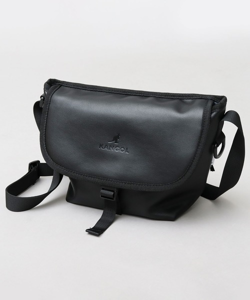 KANGOL(カンゴール)の「<A.M.S.別注> レザー調 フラップ ミニショルダーバッグ(ショルダーバッグ・メンズ・ブラック・FREE)」の4枚目の写真