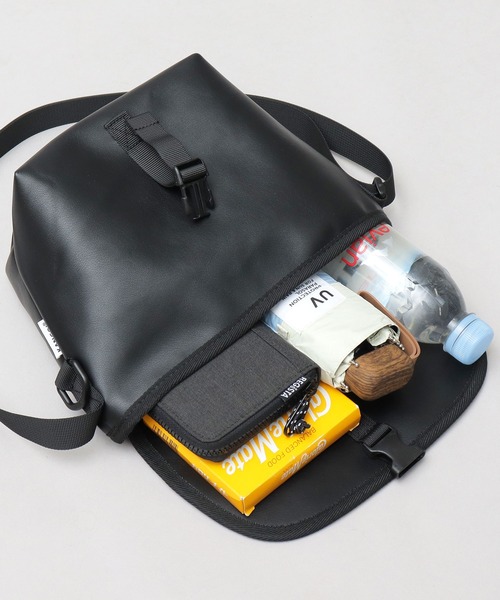 KANGOL(カンゴール)の「<A.M.S.別注> レザー調 フラップ ミニショルダーバッグ(ショルダーバッグ・メンズ・ブラック・FREE)」の15枚目の写真