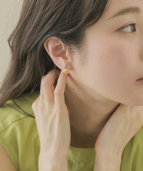 SMELLY（スメリー）の「ロールラインクロスワンタッチピアス（ピアス（両耳用）・レディース・ゴールド・-）」の2枚目の写真