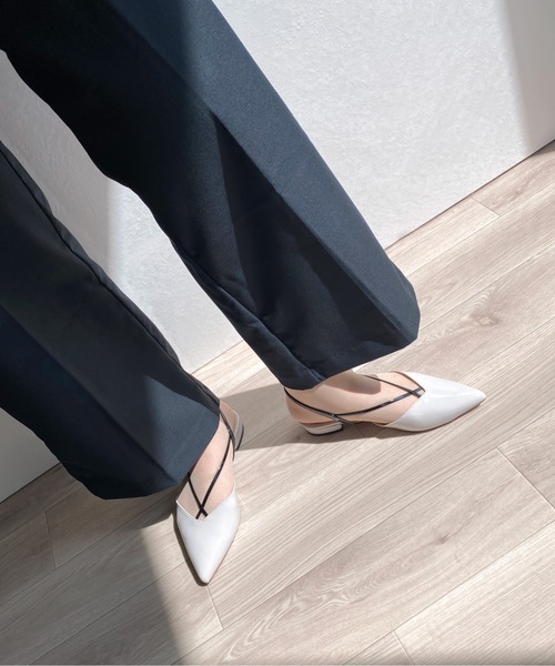 MAMIAN（マミアン）の「クロス&バックストラップ フラットパンプス（パンプス・レディース・ブラック/アニマル/グレイッシュベージュ・LL/S/M/L）」の2枚目の写真