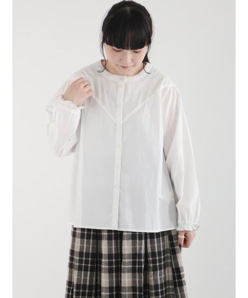 Samansa Mos2(サマンサ モスモス)の「柄アソートレース付V切替ブラウス(シャツ/ブラウス・レディース・ブラック/ブルー/オフホワイト/チャコール・フリ-)」の2枚目の写真