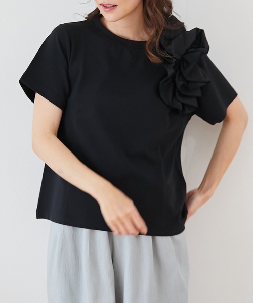 M y u(ミュー)の「ショルダーフラワーTシャツ(Tシャツ/カットソー・レディース・ホワイト/ブラック・MEDIUM/LARGE)」の1枚目の写真