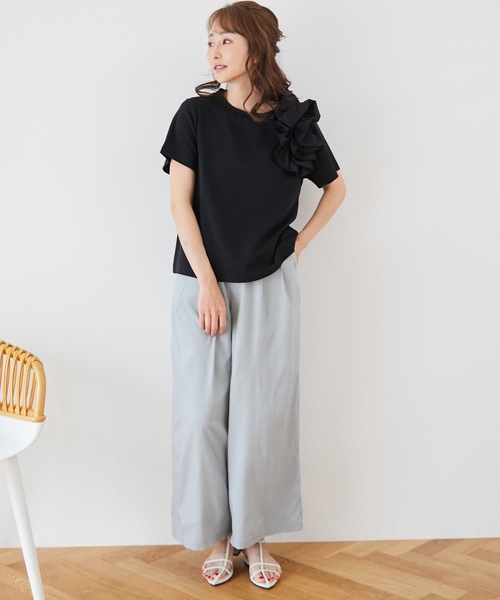 M y u(ミュー)の「ショルダーフラワーTシャツ(Tシャツ/カットソー・レディース・ホワイト/ブラック・MEDIUM/LARGE)」の18枚目の写真