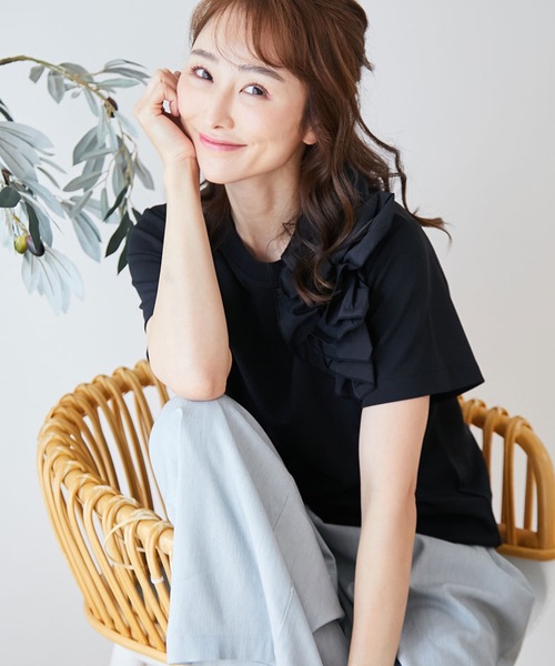 M y u(ミュー)の「ショルダーフラワーTシャツ(Tシャツ/カットソー・レディース・ホワイト/ブラック・MEDIUM/LARGE)」の19枚目の写真