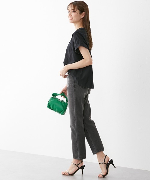 nissen（ニッセン）の「綿１００％　ゆるシルエット胸ポケット付Ｔシャツ（Tシャツ/カットソー・レディース・カーキ/ベージュ/ブラック/ミント/ブルーグレー/オフホワイト/ピンク/モカ/イエロー/ターコイズブルー/スカイブルー・L/LL/M/S）」の12枚目の写真