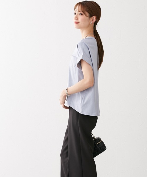 nissen（ニッセン）の「綿１００％　ゆるシルエット胸ポケット付Ｔシャツ（Tシャツ/カットソー・レディース・カーキ/ベージュ/ブラック/ミント/ブルーグレー/オフホワイト/ピンク/モカ/イエロー/ターコイズブルー/スカイブルー・L/LL/M/S）」の21枚目の写真