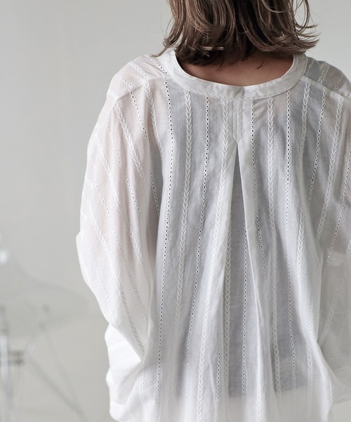 Bonjour Sagan(ボンジュールサガン)の「刺繍ドルマンシャツ(シャツ/ブラウス・レディース・オフホワイト/ブラック・FREE)」の4枚目の写真