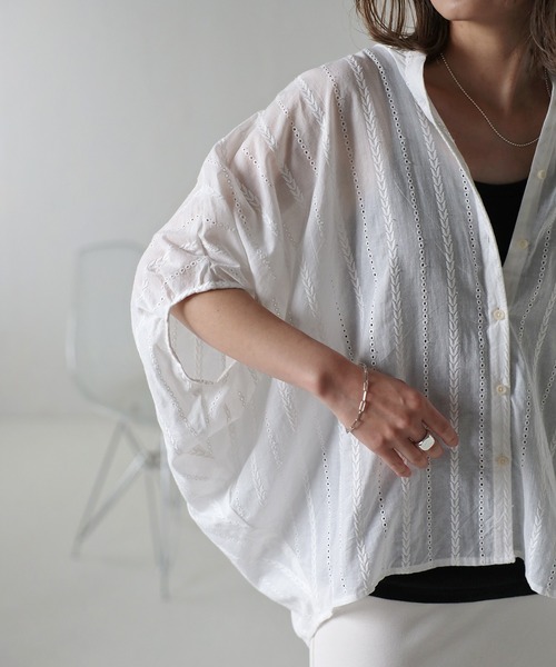 Bonjour Sagan(ボンジュールサガン)の「刺繍ドルマンシャツ(シャツ/ブラウス・レディース・オフホワイト/ブラック・FREE)」の5枚目の写真