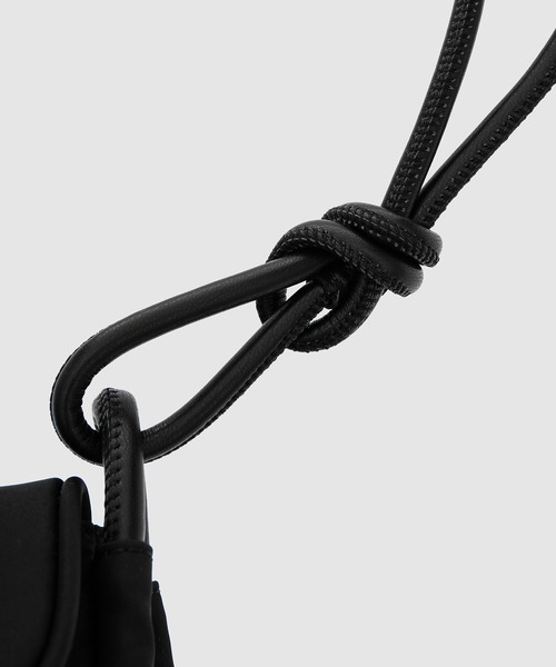 GANNI(ガニー)の「Knot Mini Flap Over(ショルダーバッグ・レディース・ブラック・ONE SIZE)」の3枚目の写真