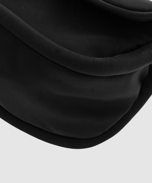 GANNI(ガニー)の「Knot Mini Flap Over(ショルダーバッグ・レディース・ブラック・ONE SIZE)」の4枚目の写真