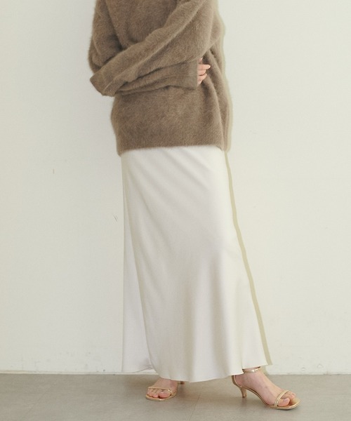 LARUTA(ラルータ)の「【LARUTA】サテンナロースカート(スカート・レディース・ブラック/ブルー/オフホワイト・SMALL/MEDIUM/LARGE)」の4枚目の写真