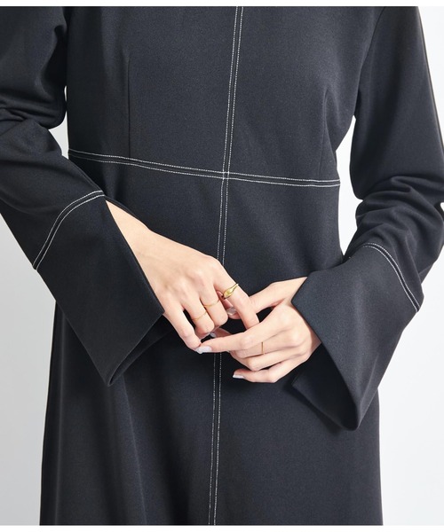 Settimissimo（セッティミッシモ）の「配色ステッチ マキシ丈 ワンピース クルーネック 長袖（ワンピース・レディース・グレー/ブラック・FREE）」の7枚目の写真