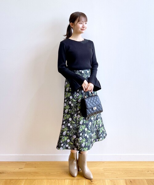 index（インデックス）の「◆フラワー刺繍 フレアスリーブリブニット【洗濯機洗い可】（ニット/セーター・レディース・アイボリー/ブラック/ピンク・42/40/38/36）」の4枚目の写真