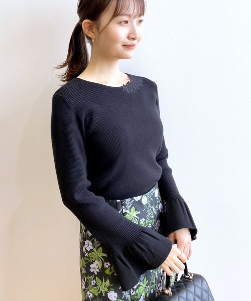 index（インデックス）の「◆フラワー刺繍 フレアスリーブリブニット【洗濯機洗い可】（ニット/セーター・レディース・アイボリー/ブラック/ピンク・42/40/38/36）」の7枚目の写真
