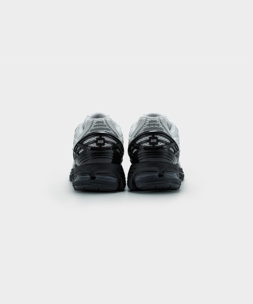 COMME des GARCONS HOMME（コム デ ギャルソン・オム）の「COMME des GARCONS HOMME × New Balance 1906R W-NAME WHITE×BLACK（スニーカー・メンズ・ホワイト×ブラック・25㎝/26cm/27cm/28cm/29cm）」の2枚目の写真