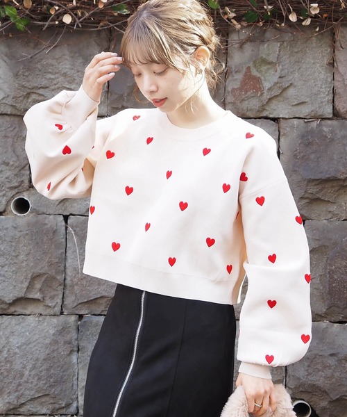 tiptop(ティップトップ)の「ハート刺繍ショート丈ニット(ニット/セーター・レディース・ブラック/ベージュ/アイボリー・FREE)」の5枚目の写真
