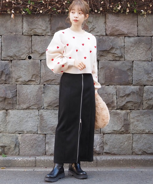 tiptop(ティップトップ)の「ハート刺繍ショート丈ニット(ニット/セーター・レディース・ブラック/ベージュ/アイボリー・FREE)」の6枚目の写真
