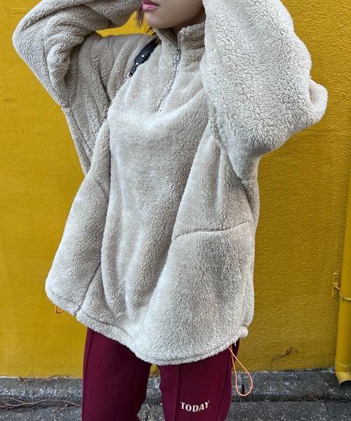 mi via loca(ミヴィアロカ)の「バックモチーフロゴ刺繍 ボア ドロスト ハーフジップ プルオーバー(スウェット・レディース・チャコールグレー/ベージュ/ピンク・FREE)」の6枚目の写真