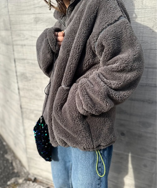 mi via loca(ミヴィアロカ)の「バックモチーフロゴ刺繍 ボア ドロスト ハーフジップ プルオーバー(スウェット・レディース・チャコールグレー/ベージュ/ピンク・FREE)」の4枚目の写真