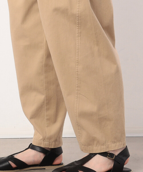 ONIGIRI（オニギリ）の「コットンカツラギ　テーパードパンツ（チノパンツ・レディース・カーキ/ベージュ・MEDIUM/LARGE）」の13枚目の写真