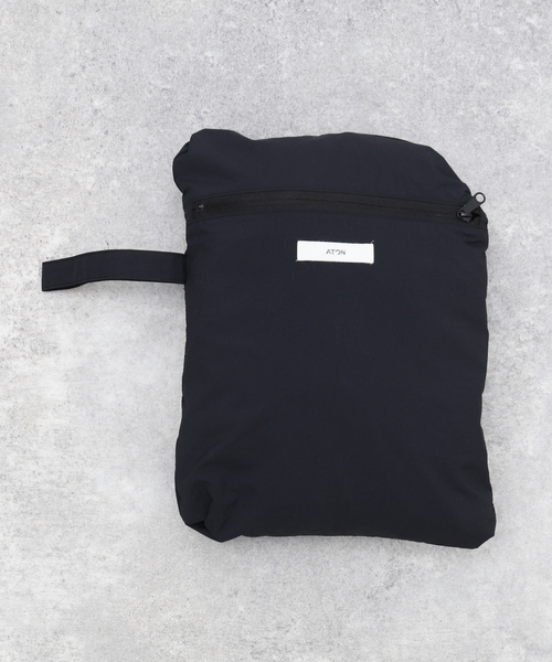 ATON（エイトン）の「【ATON / エイトン】TRAVEL NYLON PACKABLE COAT（ステンカラーコート・メンズ・ブラック/ホワイト系その他・4）」の22枚目の写真