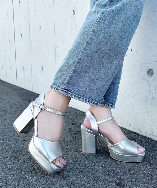 attagirl(アタガール)の「厚底ヒールアンクルストラップサンダル(サンダル・レディース・ホワイト系その他/ブラック系その他/アイボリー/ブラック/シルバー・S/M/L/LL)」の5枚目の写真