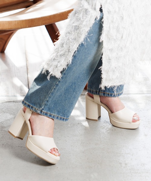 attagirl(アタガール)の「厚底ヒールアンクルストラップサンダル(サンダル・レディース・ホワイト系その他/ブラック系その他/アイボリー/ブラック/シルバー・S/M/L/LL)」の2枚目の写真